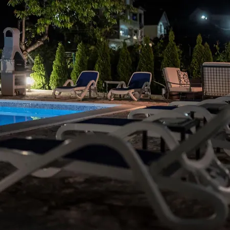 Azzurro With Swimming Pool & Jacuzzi Apartment