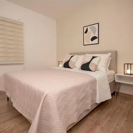 Azzurro With Swimming Pool & Jacuzzi Apartment *