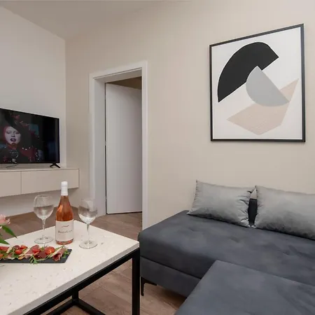 Azzurro With Swimming Pool & Jacuzzi Apartament *